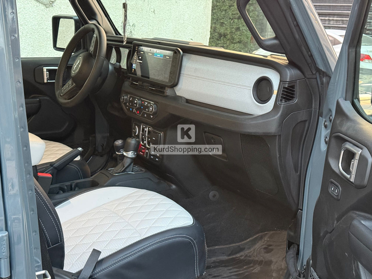 JEEP Laredo 2024